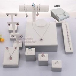 珠寶展示的藝術 漫誠黑色繡花項鏈盤，細節處彰顯專業魅力